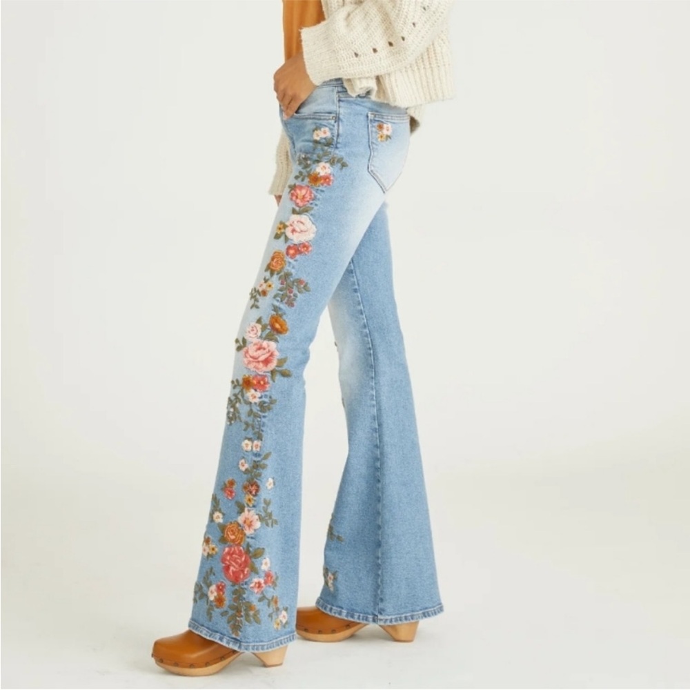 Driftwood Fiora Flare Embroidered
Floral Western Boho Farrah Style Denim 10
NWT